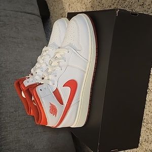 JORDAN KIDSAIR JORDAN 1 MID SE GS"WHITE DUNE RED" Size 7y